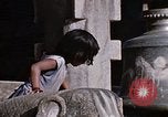 Standbild Kinder in Patan Durbar Square Kathmandu Nepal, 1969, aus Sekunde 33 historischem Filmmaterial Videoclip 65675043062