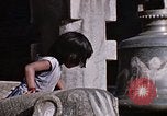 Standbild Kinder in Patan Durbar Square Kathmandu Nepal, 1969, aus Sekunde 34 historischem Filmmaterial Videoclip 65675043062
