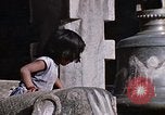 Standbild Kinder in Patan Durbar Square Kathmandu Nepal, 1969, aus Sekunde 35 historischem Filmmaterial Videoclip 65675043062