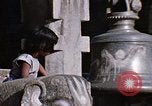 Standbild Kinder in Patan Durbar Square Kathmandu Nepal, 1969, aus Sekunde 36 historischem Filmmaterial Videoclip 65675043062