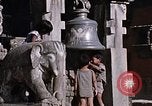 Standbild Kinder in Patan Durbar Square Kathmandu Nepal, 1969, aus Sekunde 38 historischem Filmmaterial Videoclip 65675043062