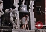 Standbild Kinder in Patan Durbar Square Kathmandu Nepal, 1969, aus Sekunde 40 historischem Filmmaterial Videoclip 65675043062