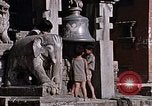 Standbild Kinder in Patan Durbar Square Kathmandu Nepal, 1969, aus Sekunde 41 historischem Filmmaterial Videoclip 65675043062