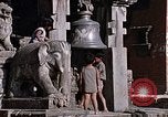 Standbild Kinder in Patan Durbar Square Kathmandu Nepal, 1969, aus Sekunde 43 historischem Filmmaterial Videoclip 65675043062