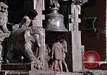 Standbild Kinder in Patan Durbar Square Kathmandu Nepal, 1969, aus Sekunde 45 historischem Filmmaterial Videoclip 65675043062