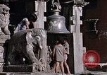 Standbild Kinder in Patan Durbar Square Kathmandu Nepal, 1969, aus Sekunde 46 historischem Filmmaterial Videoclip 65675043062