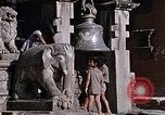 Standbild Kinder in Patan Durbar Square Kathmandu Nepal, 1969, aus Sekunde 47 historischem Filmmaterial Videoclip 65675043062