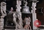 Standbild Kinder in Patan Durbar Square Kathmandu Nepal, 1969, aus Sekunde 48 historischem Filmmaterial Videoclip 65675043062