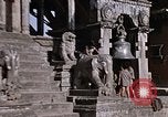 Standbild Kinder in Patan Durbar Square Kathmandu Nepal, 1969, aus Sekunde 49 historischem Filmmaterial Videoclip 65675043062