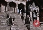 Standbild Kinder in Patan Durbar Square Kathmandu Nepal, 1969, aus Sekunde 50 historischem Filmmaterial Videoclip 65675043062