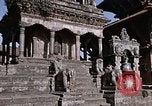 Standbild Kinder in Patan Durbar Square Kathmandu Nepal, 1969, aus Sekunde 51 historischem Filmmaterial Videoclip 65675043062