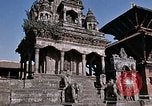 Standbild Kinder in Patan Durbar Square Kathmandu Nepal, 1969, aus Sekunde 52 historischem Filmmaterial Videoclip 65675043062