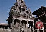 Standbild Kinder in Patan Durbar Square Kathmandu Nepal, 1969, aus Sekunde 53 historischem Filmmaterial Videoclip 65675043062
