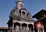 Standbild Kinder in Patan Durbar Square Kathmandu Nepal, 1969, aus Sekunde 54 historischem Filmmaterial Videoclip 65675043062