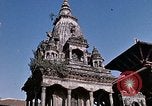 Standbild Kinder in Patan Durbar Square Kathmandu Nepal, 1969, aus Sekunde 55 historischem Filmmaterial Videoclip 65675043062