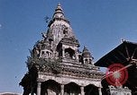 Standbild Kinder in Patan Durbar Square Kathmandu Nepal, 1969, aus Sekunde 56 historischem Filmmaterial Videoclip 65675043062