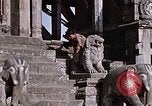 Standbild Kinder in Patan Durbar Square Kathmandu Nepal, 1969, aus Sekunde 61 historischem Filmmaterial Videoclip 65675043062