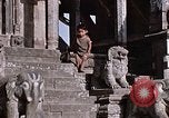 Standbild Kinder in Patan Durbar Square Kathmandu Nepal, 1969, aus Sekunde 62 historischem Filmmaterial Videoclip 65675043062