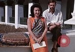 Standbild Frau spricht über Mikrofon Kathmandu Nepal, 1969, aus Sekunde 4 historischem Filmmaterial Videoclip 65675043064