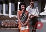 Standbild Frau spricht über Mikrofon Kathmandu Nepal, 1969, aus Sekunde 5 historischem Filmmaterial Videoclip 65675043064