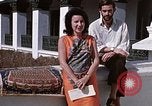 Standbild Frau spricht über Mikrofon Kathmandu Nepal, 1969, aus Sekunde 6 historischem Filmmaterial Videoclip 65675043064