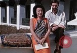 Standbild Frau spricht über Mikrofon Kathmandu Nepal, 1969, aus Sekunde 7 historischem Filmmaterial Videoclip 65675043064