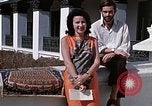 Standbild Frau spricht über Mikrofon Kathmandu Nepal, 1969, aus Sekunde 10 historischem Filmmaterial Videoclip 65675043064