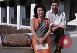 Standbild Frau spricht über Mikrofon Kathmandu Nepal, 1969, aus Sekunde 11 historischem Filmmaterial Videoclip 65675043064