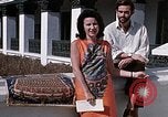 Standbild Frau spricht über Mikrofon Kathmandu Nepal, 1969, aus Sekunde 14 historischem Filmmaterial Videoclip 65675043064