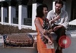 Standbild Frau spricht über Mikrofon Kathmandu Nepal, 1969, aus Sekunde 18 historischem Filmmaterial Videoclip 65675043064