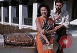 Standbild Frau spricht über Mikrofon Kathmandu Nepal, 1969, aus Sekunde 19 historischem Filmmaterial Videoclip 65675043064