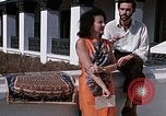 Standbild Frau spricht über Mikrofon Kathmandu Nepal, 1969, aus Sekunde 20 historischem Filmmaterial Videoclip 65675043064