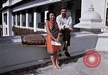 Standbild Frau spricht über Mikrofon Kathmandu Nepal, 1969, aus Sekunde 27 historischem Filmmaterial Videoclip 65675043064