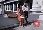 Standbild Frau spricht über Mikrofon Kathmandu Nepal, 1969, aus Sekunde 37 historischem Filmmaterial Videoclip 65675043064