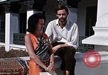 Standbild Frau spricht über Mikrofon Kathmandu Nepal, 1969, aus Sekunde 41 historischem Filmmaterial Videoclip 65675043064