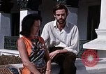 Standbild Frau spricht über Mikrofon Kathmandu Nepal, 1969, aus Sekunde 44 historischem Filmmaterial Videoclip 65675043064