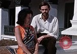 Standbild Frau spricht über Mikrofon Kathmandu Nepal, 1969, aus Sekunde 54 historischem Filmmaterial Videoclip 65675043064