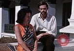 Standbild Frau spricht über Mikrofon Kathmandu Nepal, 1969, aus Sekunde 57 historischem Filmmaterial Videoclip 65675043064