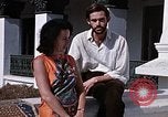 Standbild Frau spricht über Mikrofon Kathmandu Nepal, 1969, aus Sekunde 58 historischem Filmmaterial Videoclip 65675043064