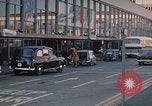 Standbild Flughafen London Heathrow London England Vereinigtes Königreich, 1965, aus Sekunde 9 historischem Filmmaterial Videoclip 65675043073