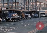 Standbild Flughafen London Heathrow London England Vereinigtes Königreich, 1965, aus Sekunde 11 historischem Filmmaterial Videoclip 65675043073