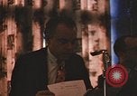Standbild Diskussionsteilnehmer Adresse Studenten Chicago Illinois USA, 1970, aus Sekunde 15 historischem Filmmaterial Videoclip 65675043075