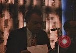 Standbild Diskussionsteilnehmer Adresse Studenten Chicago Illinois USA, 1970, aus Sekunde 16 historischem Filmmaterial Videoclip 65675043075