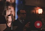 Standbild Diskussionsteilnehmer Adresse Studenten Chicago Illinois USA, 1970, aus Sekunde 18 historischem Filmmaterial Videoclip 65675043075