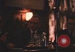 Standbild Diskussionsteilnehmer Adresse Studenten Chicago Illinois USA, 1970, aus Sekunde 22 historischem Filmmaterial Videoclip 65675043075