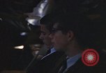 Standbild Diskussionsteilnehmer Adresse Studenten Chicago Illinois USA, 1970, aus Sekunde 43 historischem Filmmaterial Videoclip 65675043075
