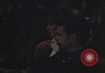 Standbild Diskussionsteilnehmer Adresse Studenten Chicago Illinois USA, 1970, aus Sekunde 47 historischem Filmmaterial Videoclip 65675043075