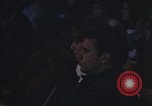 Standbild Diskussionsteilnehmer Adresse Studenten Chicago Illinois USA, 1970, aus Sekunde 49 historischem Filmmaterial Videoclip 65675043075