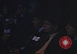 Standbild Diskussionsteilnehmer Adresse Studenten Chicago Illinois USA, 1970, aus Sekunde 50 historischem Filmmaterial Videoclip 65675043075