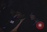 Standbild Diskussionsteilnehmer Adresse Studenten Chicago Illinois USA, 1970, aus Sekunde 51 historischem Filmmaterial Videoclip 65675043075